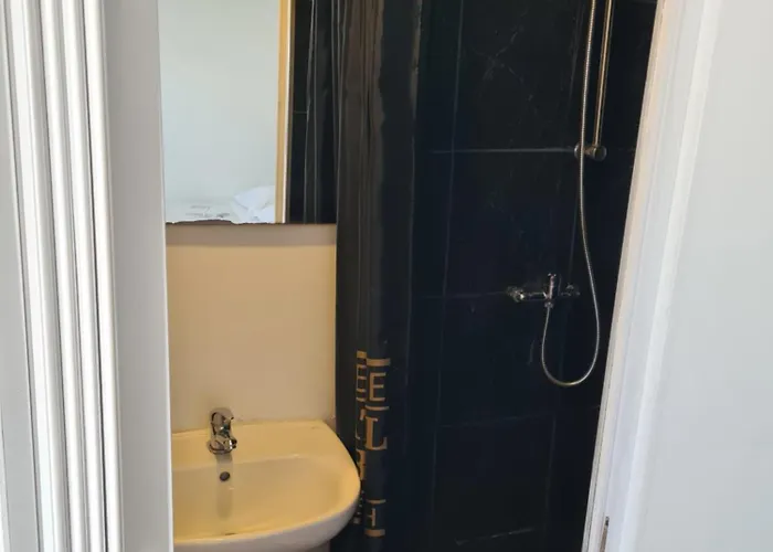 Casa Vale Ecotainer Hostel *