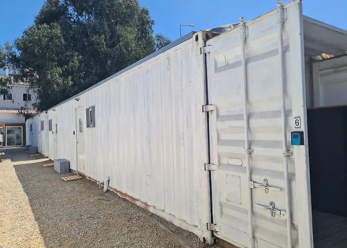 Casa Vale Ecotainer Hostel *